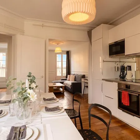 Bright Montparnasse With Balcony